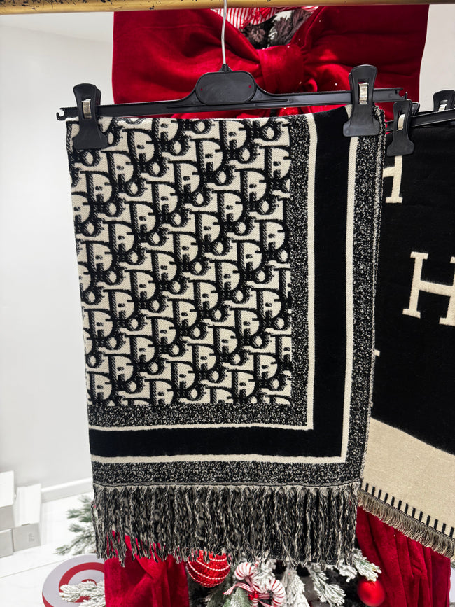 Black/white D scarf
